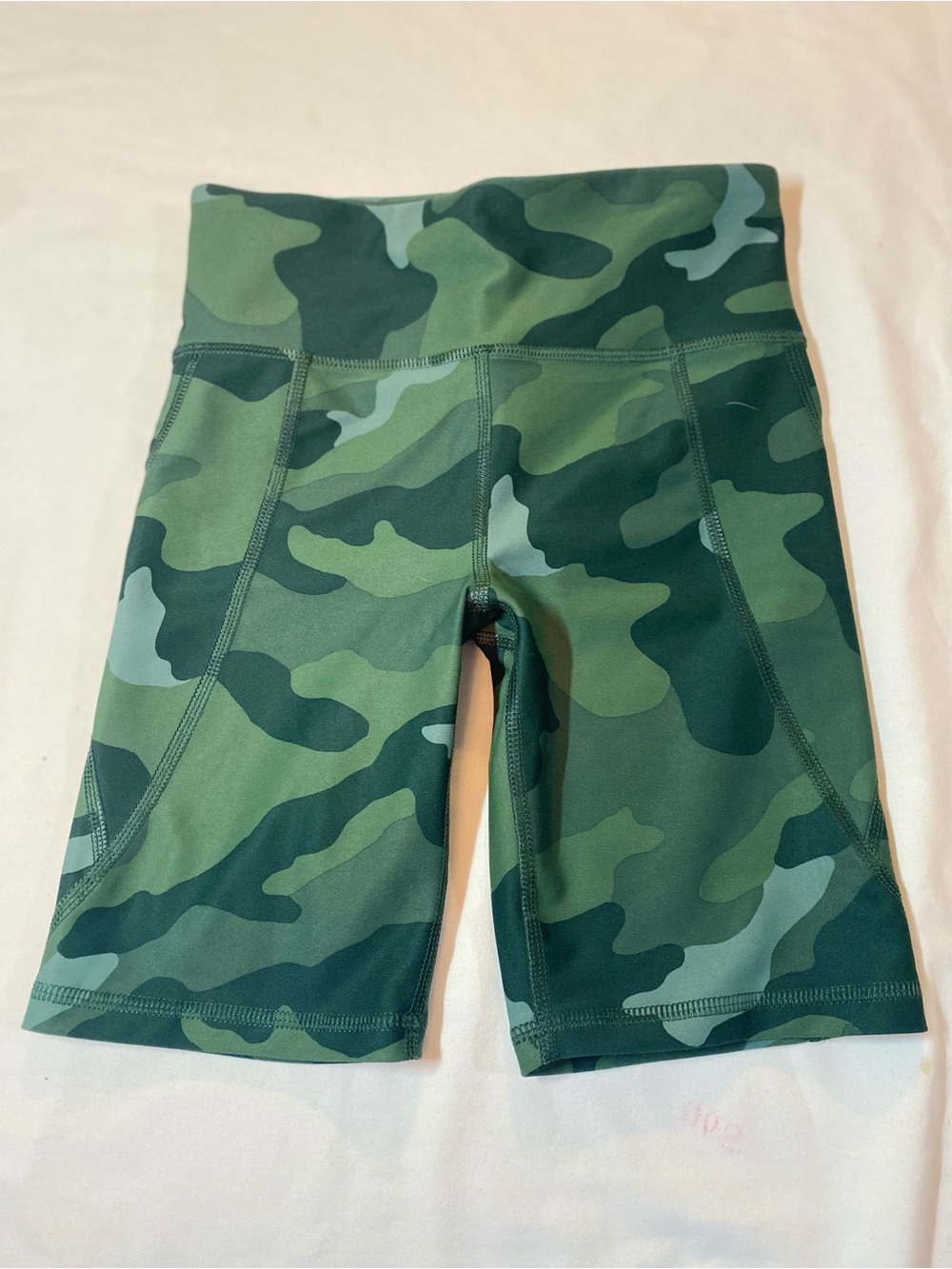 Old Navy Active PowerSoft Go-Dry High Rise Camo Biker Shorts Medium (8) Pockets